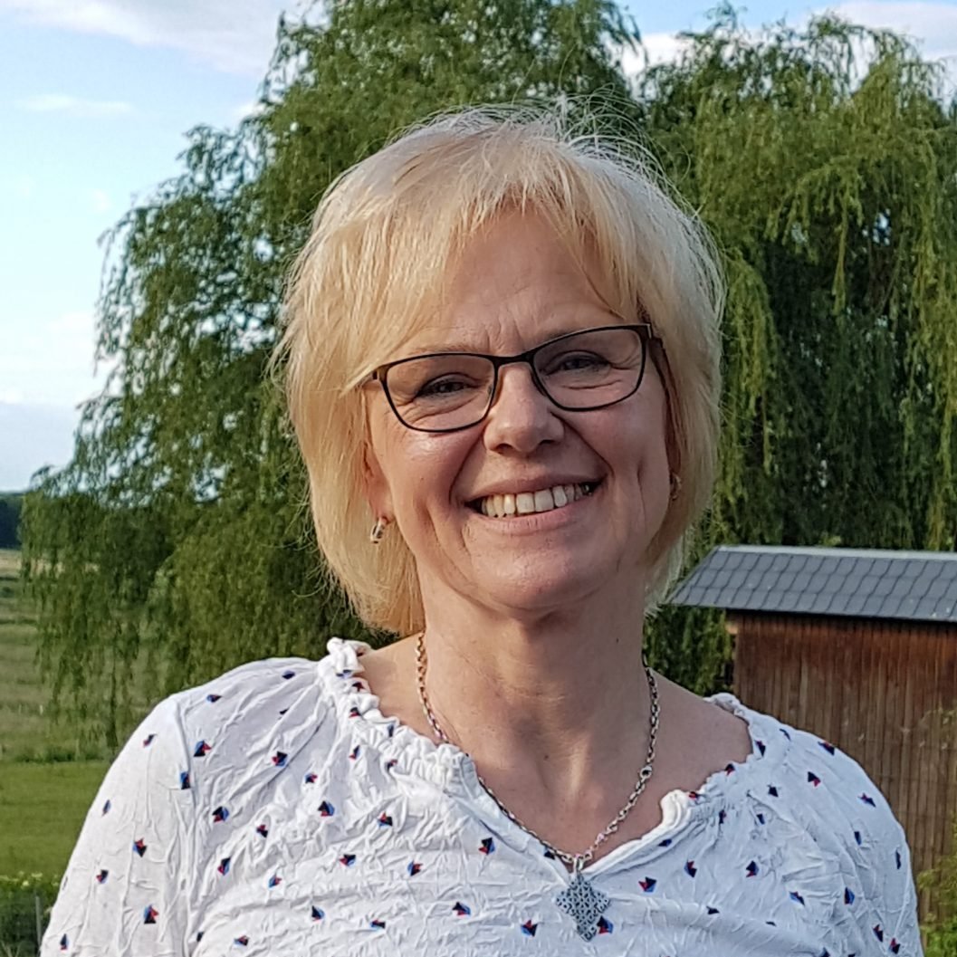 lächelnde blonde Frau mit Brille