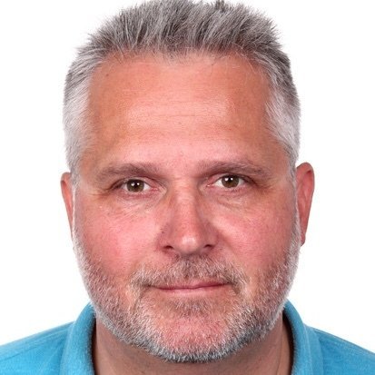 grauhaariger Mann im blauen Oberteil