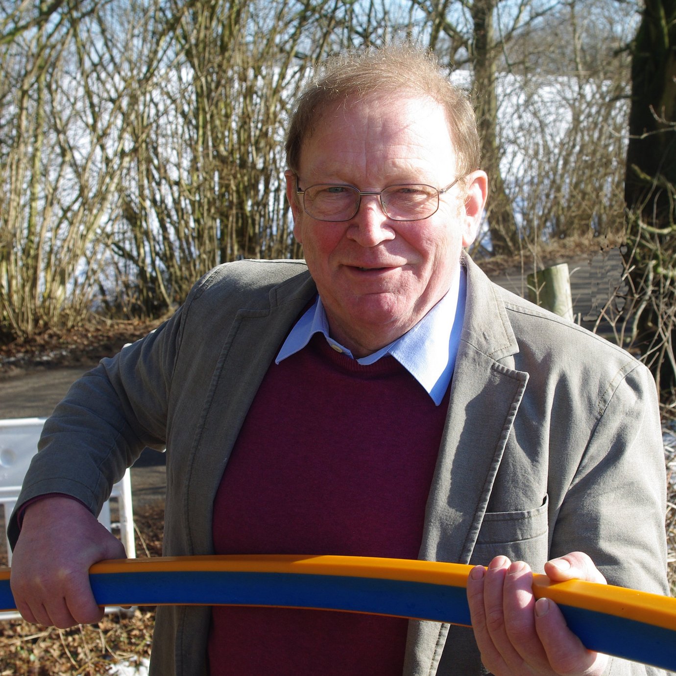 lächelnder Mann mit Brille
