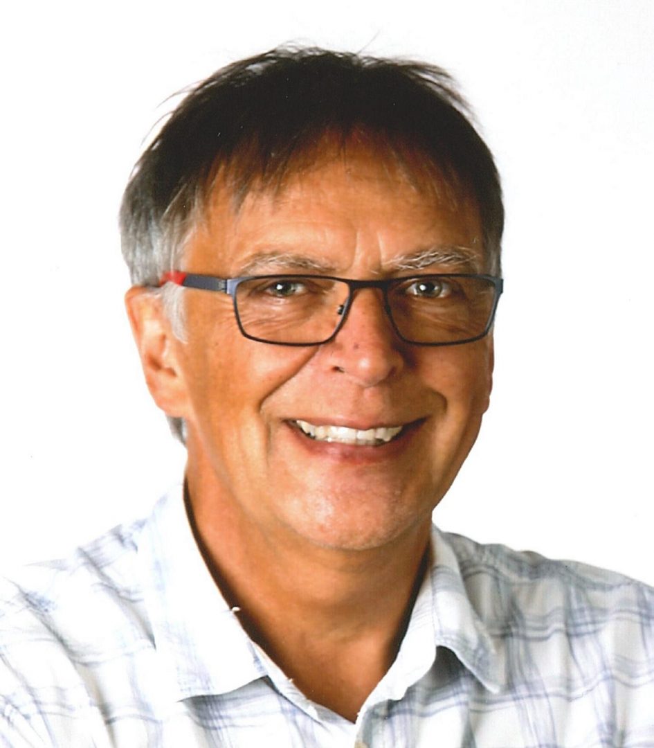 lächelnder Mann mit Brille